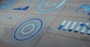 Şehir manzarası üzerinde finansal veri işleme resmi. Küresel iş, finans, hesaplama, veri işleme ve dijital olarak oluşturulmuş görüntü konsepti.