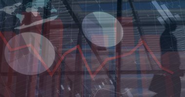 Ofis alanı ve yürüyen iş adamları üzerindeki grafikler ve finansal veriler. İş, finans, ekonomi ve teknoloji konsepti dijital olarak oluşturulmuş imaj.