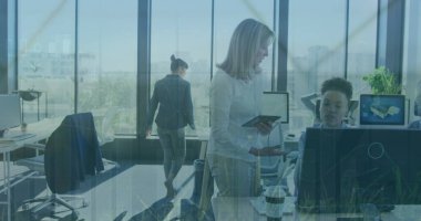 Ofisteki çeşitli iş adamlarıyla ilgili finansal veri işleme resmi. Küresel iş, finans, bilgisayar ve veri işleme kavramı dijital olarak oluşturulmuş görüntü.