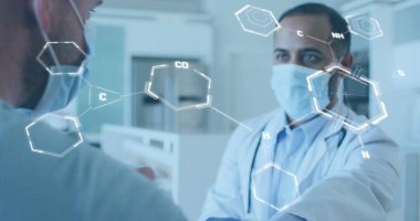 Kimyasal yapılar ve yüz maskeli melez bir erkek doktorun veri işleme görüntüsü. Küresel covid 19 salgın hastalık, ilaç, veri işleme ve dijital olarak üretilen bilim konsepti.