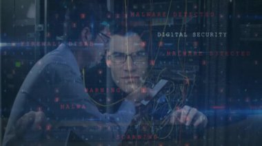 Siber suç ve kötü amaçlı yazılım ağ kablolarıyla çalışan insanlar üzerinde animasyon tespit etti. Siber güvenlik, hackleme, veri, saldırı, koruma, önleme