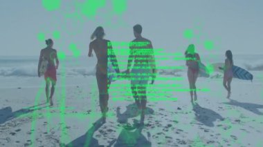 Sahilde yeşil veri işleme sistemleriyle yürüyen bir grup sörfçü. Teknoloji, sörf, dijital, spor, açık hava, etkinlik