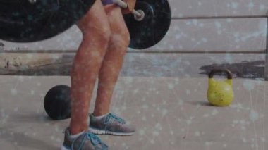 Ağırlık kaldırmak, kadın ağ bağlantıları üzerinde egzersiz yapmak animasyon. Fitness, egzersiz, teknoloji, online, sanal, dijital