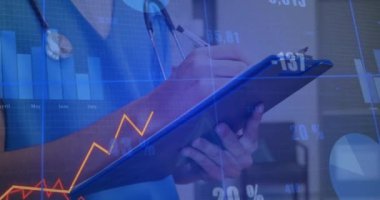 Finansal veriler ve grafik animasyonları içeren tıbbi profesyonel bir pano. Sağlık, analitik, finans, grafik, rapor, istatistik