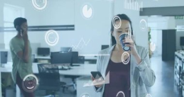 Kahve içmek ve akıllı telefon kullanmak. Ofiste veri işleme animasyonu yapan kadın. Teknoloji, iş, çalışma, üretkenlik, iletişim, dijital