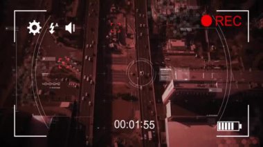 Şehir manzarası üzerinde veri izleme animasyonu olan işlek otoyolun havadan görüntüsü. Ulaşım, trafik, teknoloji, analitik, şehir, otoyollar