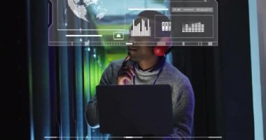 Sunucu odasında dizüstü bilgisayar kullanan çift ırklı erkek işçinin veri işleme ve diyagramlarının animasyonu. Teknoloji ve dijital arayüz kavramı dijital olarak oluşturuldu.