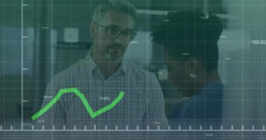 Ofisteki çeşitli iş adamları üzerinde finansal veri işleme animasyonu. Küresel finans, iş, bağlantılar, hesaplama ve veri işleme kavramı dijital olarak oluşturulmuş video.