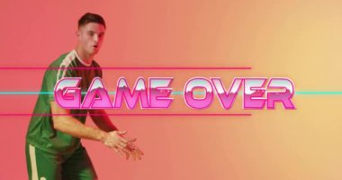 Oyun bitti. Turuncu arka planda atlet hareketi üzerine metin animasyonu. Spor, rekabet, kararlılık, zafer, yenilgi, grafik