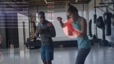 Spor salonunda boks eğitimi, çeşitli sporcular teknikler ve egzersizler. Spor, spor, spor