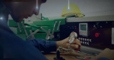 Laboratuvarda parlak çizgilerle yürüyen adam ekipmanların üzerinde hareket ediyor. Teknoloji, yenilik, araştırma, bilim, dijital, deney