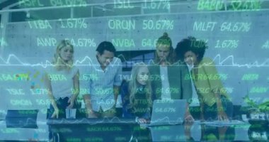 Ofiste işbirliği yapan çeşitli iş adamları için borsa veri animasyonu. takım çalışması, işbirliği, finans, strateji, planlama, teknoloji