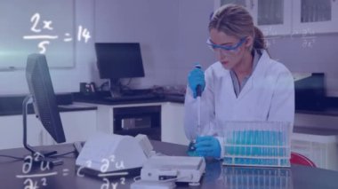Matematiksel denklemlerin, laboratuarda deney yapan beyaz kadın bilim adamı üzerine animasyonu. Bilim ve dijital arayüz kavramı dijital olarak oluşturulmuş video.