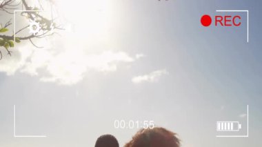 Çiftin kucaklaşması ve okyanusa bakması üzerine zamanlayıcı animasyonu. Romantizm, kucak, günbatımı, plaj, aşk, huzur