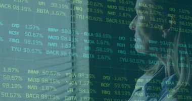 Finansal veri işleme animasyonu ofisteki kişi üzerinde yeşil metin örtülü. Finans, teknoloji, iş, analiz