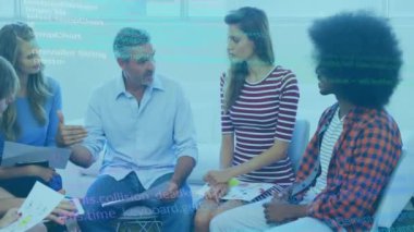 Muhtelif meslektaşların ofiste iş görüşmesi üzerine veri işleme animasyonu. İş ve dijital arayüz kavramı dijital olarak oluşturulmuş video.