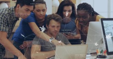 Muhtelif meslektaşların ofiste iş görüşmesi üzerine finansal veri işleme animasyonu. Küresel iş, finans, bilgisayar ve dijital arayüz kavramı dijital olarak oluşturulmuş video.