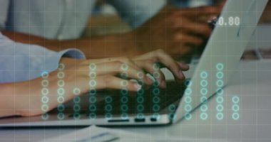 Dizüstü bilgisayarlar, ikili kodlar ve el üstünde veri işleme animasyonları. Teknoloji, kodlama, bilişim, dijital, programlama, siber güvenlik