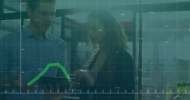 Mali veri grafiği animasyonu ofiste tartışan iş adamları üzerine. finans, takım çalışması, veri analizi, işbirliği, strateji, girişimcilik