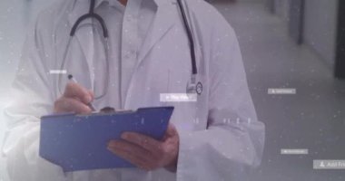 Hastane koridorundaki doktor sosyal medya bilgilendirmeleri animasyonuyla. Sağlık, tıp, teknoloji, bağlantı, dijital, iletişim