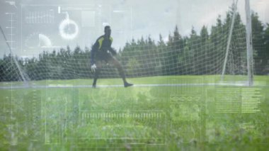 Futbolcu çimenlik alanda veri işleme animasyonuyla topa vuruyor. atlet, hareket, spor, hologram, teknoloji, analiz