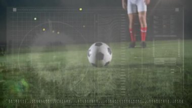 Sahada futbol topu ve arka plandaki oyuncu üzerinde veri analizi animasyonu. Spor, futbol, analitik, teknoloji, performans, atlet