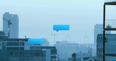 Konuşma baloncukları, vinçler ve binalarla şehir manzarası üzerinde canlanıyor. İletişim, şehir, sohbet, dijital, ufuk çizgisi, inşaat