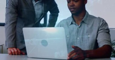 Ofiste dizüstü bilgisayarda çalışan iki adamın iş veri analizi animasyonu. Takım çalışması, işbirliği, teknoloji, strateji, şirket, beyin fırtınası