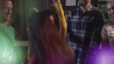 Renkli ışık animasyonlarıyla gülen ve sosyalleşen arkadaşlar. Arkadaşlık, eğlence, parti, kahkaha, gece dışarı çıkmak, kutlama