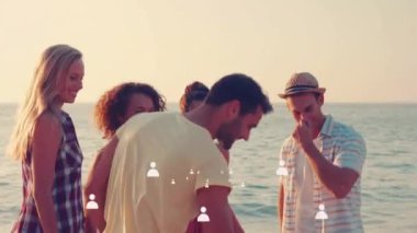 Bir grup arkadaş sosyal medya ağı animasyonu yerine selfie çekiyorlar. teknoloji, akıllı telefon, eğlence, gençlik, dijital, bağlantı