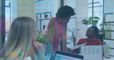 Finansal veriler ve çizelgeler ofisteki çeşitli iş adamları üzerinde. Finans, takım çalışması, şirket, strateji, teknoloji, analiz