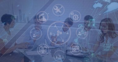 Ofisteki çeşitli iş adamları üzerinde veri işleme ve simgelerin resmi. Küresel iş ve dijital arayüz kavramı dijital olarak oluşturulmuş görüntü.