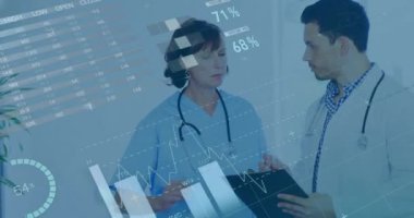 Veri işleme ve diyagramlarının animasyonu hastanede konuşan Kafkas doktorların üzerinde. Tıp ve dijital arayüz kavramı dijital olarak oluşturulmuş video.