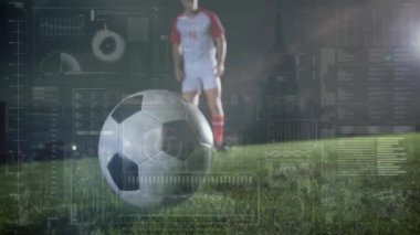 Futbolcu çimenlik alanda veri işleme animasyonuyla topa yaklaşıyor. spor, atlet, dijital, teknoloji, hareket