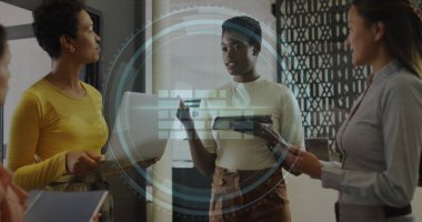 Sanal güvenlik metni ve güvenlik duvarı simgesi. Ofiste birlikte tartışan farklı kadınlar. Siber güvenlik ve iş teknolojisi kavramı