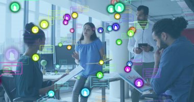 Ofisteki bir belge üzerinde tartışan çeşitli meslektaşlar üzerine profil ve mesaj simgeleri. Sosyal medya ağı ve iş teknolojisi kavramı