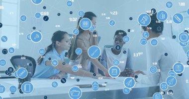 Ofisteki planları tartışan çeşitli kadınlar üzerine bağlı bilgisayar simgeleri ve numaraların görüntüsü. Dijital bileşik, çoklu pozlama, teknoloji, takım çalışması, iş dünyası, toplantı, planlama konsepti.