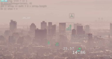 Şehir manzarası üzerinde ekolojik ikonlar ve finansal veri işleme resimleri. Küresel iş, finans, ağlar, hesaplama ve veri işleme kavramı dijital olarak oluşturuldu.