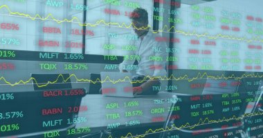 Kafkasyalı iş adamının dizüstü bilgisayarla mali veri işleme görüntüsü. Küresel iş, finans, hesaplama ve veri işleme kavramı dijital olarak oluşturulmuş görüntü.