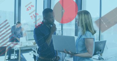 Ofisteki çeşitli iş adamlarıyla ilgili finansal veri işleme resmi. Küresel iş, finans, hesaplama ve veri işleme kavramı dijital olarak oluşturulmuş görüntü.