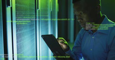 Sunucu odasında dijital tablet kullanan Afro-Amerikan erkek mühendis üzerindeki veri işleme görüntüsü. Bilgisayar arayüzü ve iş veri depolama teknolojisi kavramı
