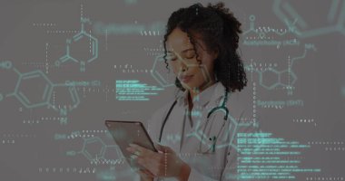 Melez kadın doktor yerine bilimsel verilerin görüntüsü. Küresel sağlık, bilim, tıp, araştırma, bilgisayar ve veri işleme kavramı dijital olarak oluşturulmuş görüntü.