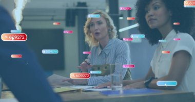 Sosyal medya simgeleri, beyaz bir kadının ofisteki çeşitli meslektaşlarıyla konuşması üzerine kuruludur. Sosyal medya ağı ve iş teknolojisi kavramı