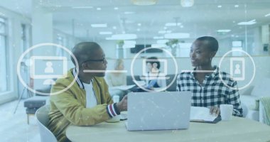 Çeşitli Afrika kökenli Amerikalı iş arkadaşlarının dizüstü bilgisayardan raporları tartışan simgelerin akış şeması. Dijital bileşik, çoklu pozlama, iletişim, takım çalışması, planlama ve teknoloji kavramı.