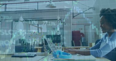 Bilgisayarla çalışan Afro-Amerikan iş kadınının grafikleri ve alım satım kurulu. Dijital bileşim, iş dünyası, rapor, ilerleme, finans, yatırım, daktilo, ofis, teknoloji.