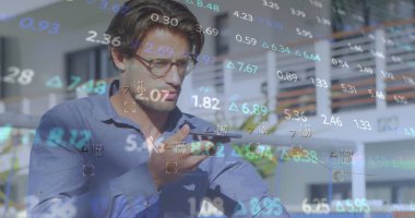 Kafkasyalı bir adamın akıllı telefon hoparlöründen konuştuğu rengarenk ticaret kurulu görüntüsü. Dijital bileşik, çoklu pozlama, iş, borsa, iletişim ve teknoloji kavramı.