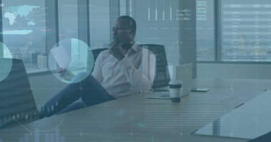 Ofisteki raporları inceleyen düşünceli Afrikalı Amerikalı bir adam yerine bilgi arayüzü. Dijital bileşik, çoklu pozlama, iş, küresel, içki ve teknoloji kavramı.