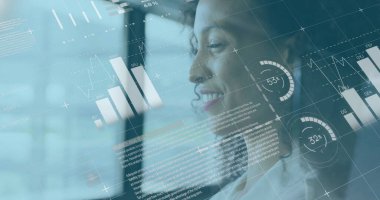 Ofisteki iki ırklı iş kadınının mali veri işleme görüntüsü. İş, finans ve dijital arayüz kavramı dijital olarak oluşturulmuş görüntü.