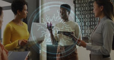 Sanal güvenlik metni ve güvenlik asma kilidi ikonu. Ofiste tartışan farklı kadınlar için. Siber güvenlik ve iş teknolojisi kavramı