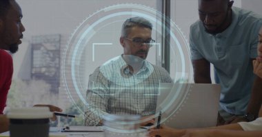 Ofiste tartışan çeşitli meslektaşlar üzerinde siber güvenlik metni ve retina tarayıcısı görüntüsü. Siber güvenlik ve iş teknolojisi kavramı